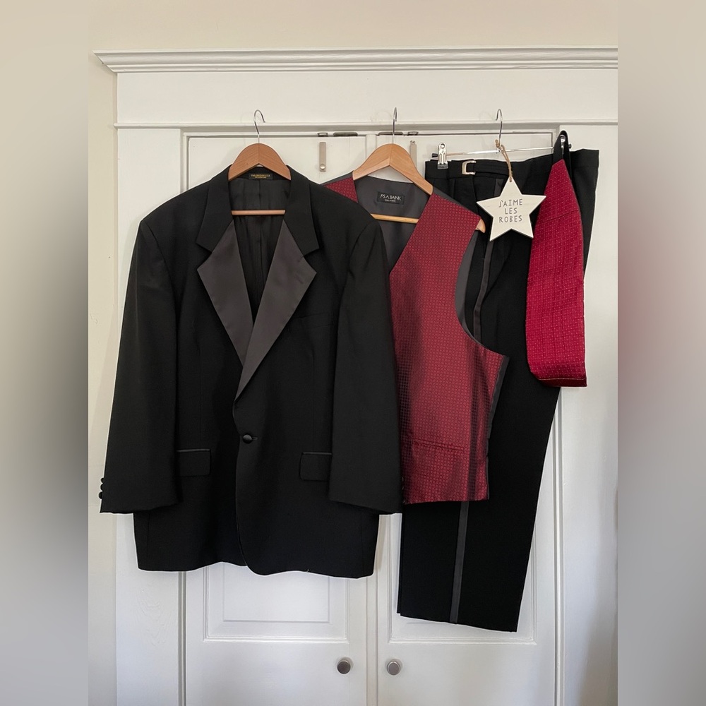 HARDWICK Classic Black Tuxedo with Red Accessories Set